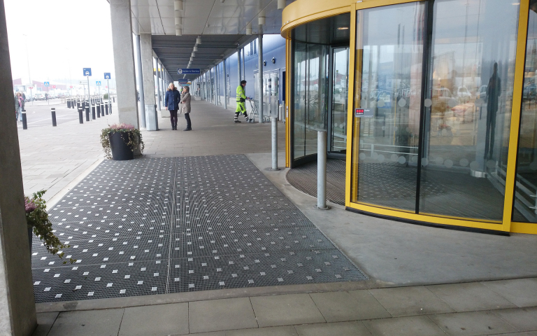 Anti-slip protection for grating