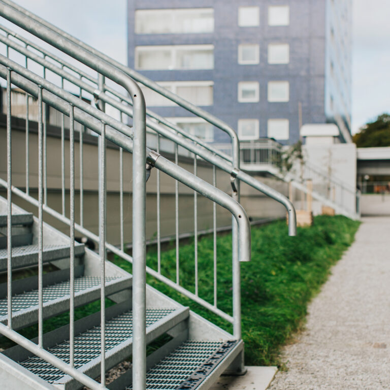Utöver handikappramperna har Weland även levererat  15 entrégaller och 3 trappor till kvarteret.