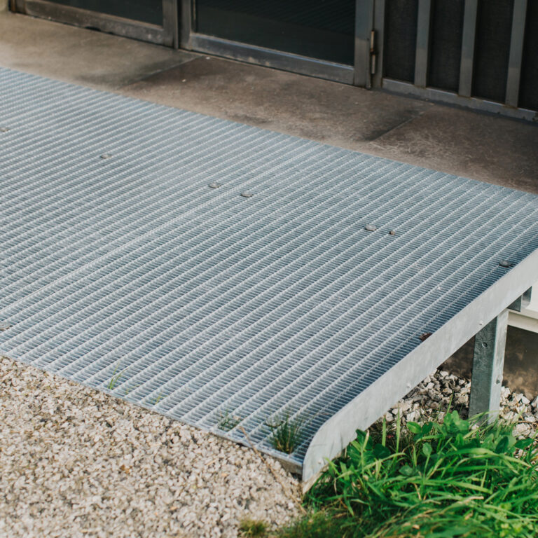 Utöver handikappramperna har Weland även levererat  15 entrégaller och 3 trappor till kvarteret.